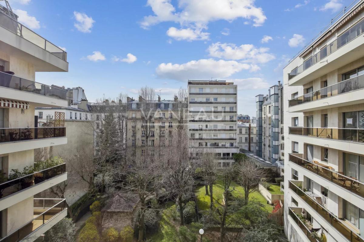 Neuilly - Mairie - Deux pièces avec large balcon