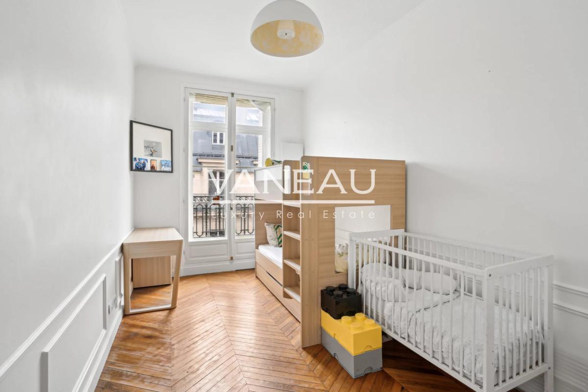 Paris XVIe - Place Victor Hugo - Exclusivité