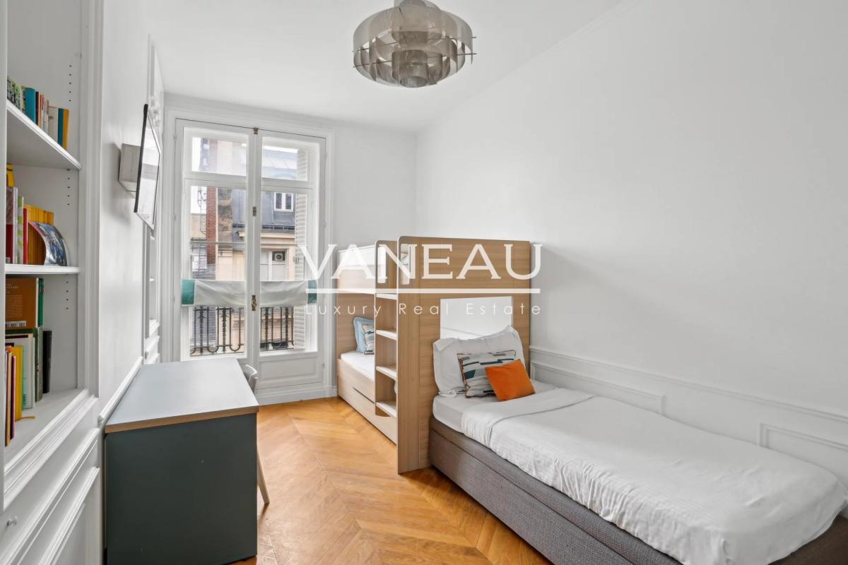 Paris XVIe - Place Victor Hugo - Exclusivité