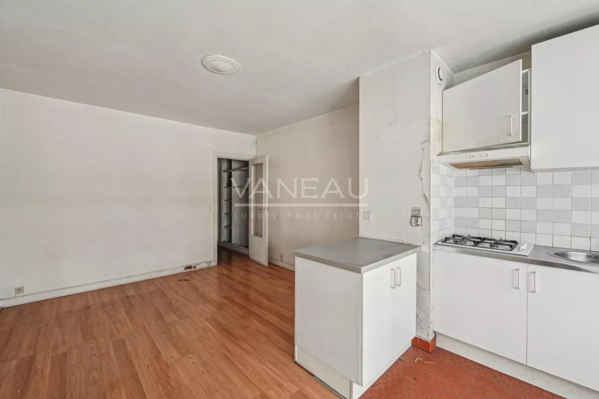 Paris XVIe - Muette - Studio avec balcon à rénover