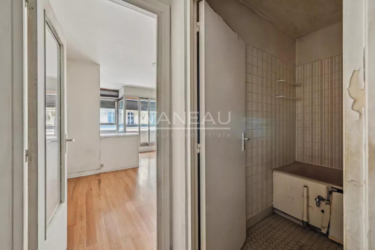 Paris XVIe - Muette - Studio avec balcon à rénover