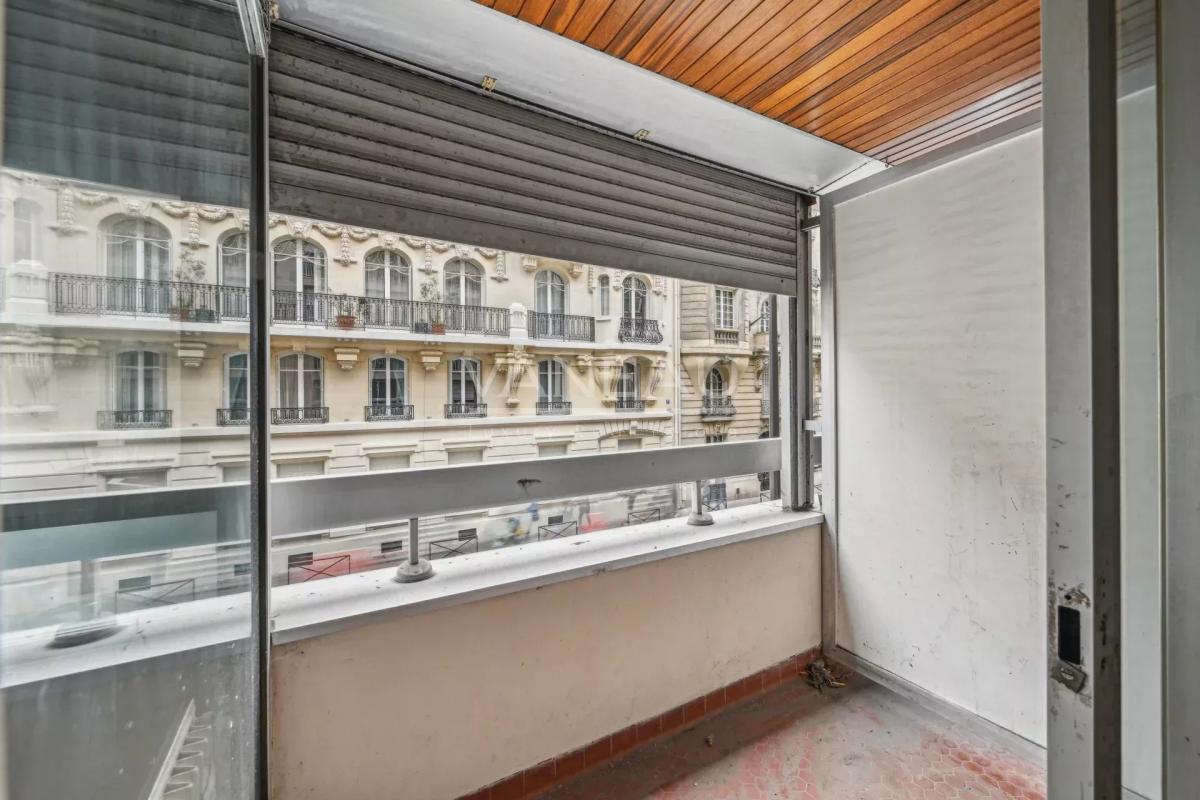 Paris XVIe - Muette - Studio avec balcon à rénover