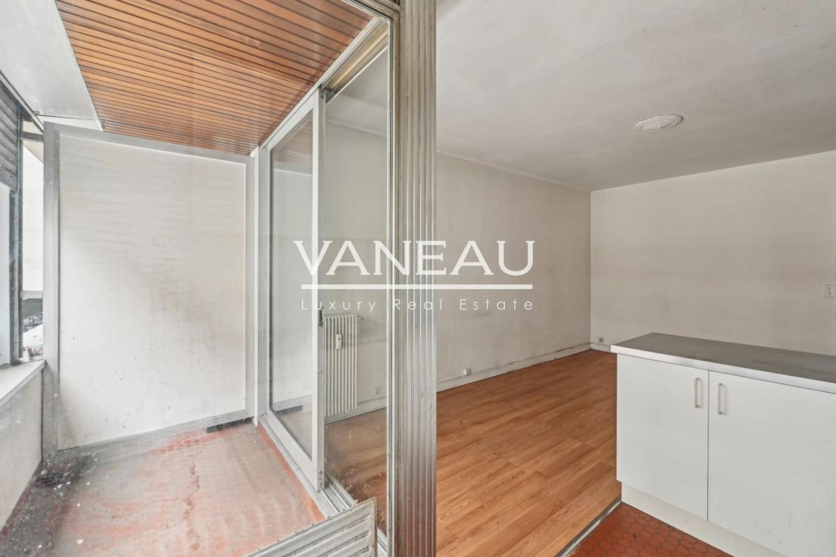 Paris XVIe - Muette - Studio avec balcon à rénover