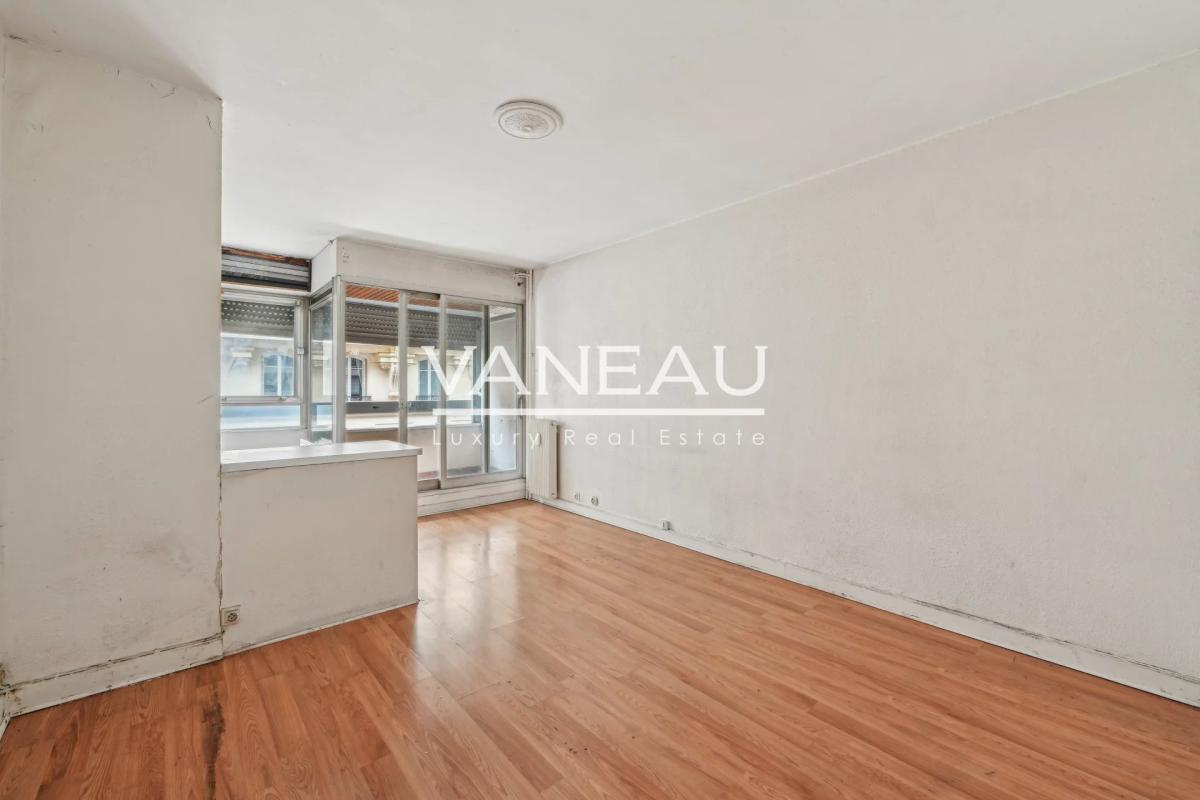 Paris XVIe - Muette - Studio avec balcon à rénover