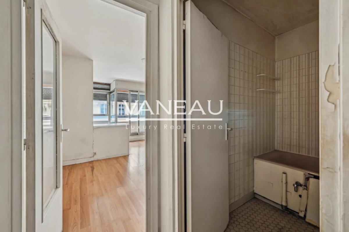 Paris XVIe - Muette - Studio avec balcon à rénover