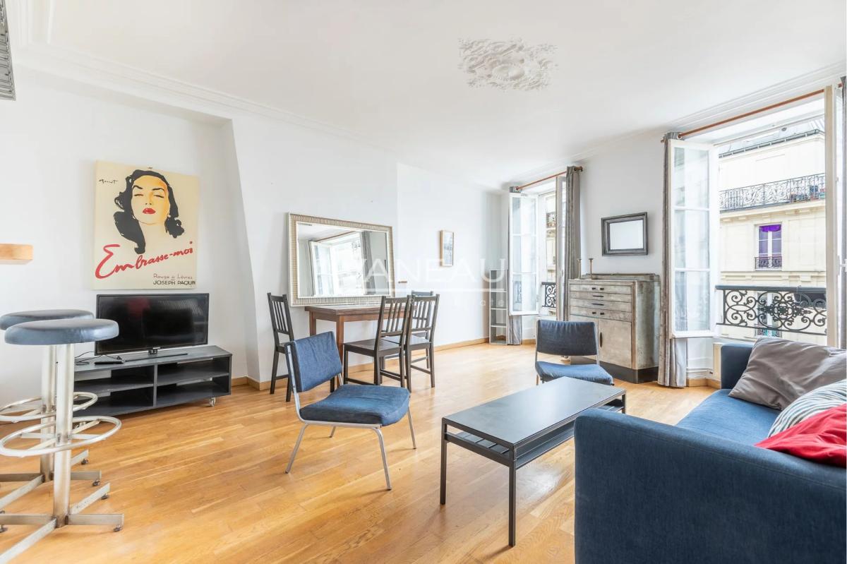 Paris XVIIIe - Abbesses - Superbe deux pièces en étage élevé ave