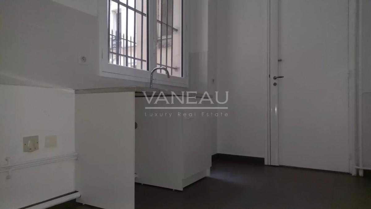 Paris VIII - Appartement en 1er étage avec deux chambres - rue C