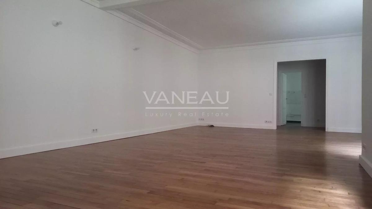 Paris VIII - Appartement en 1er étage avec deux chambres - rue C
