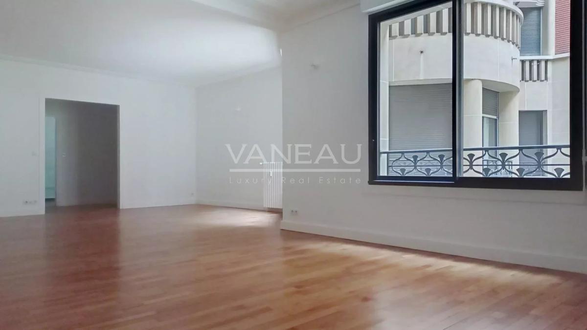 Paris VIII - Appartement en 1er étage avec deux chambres - rue C