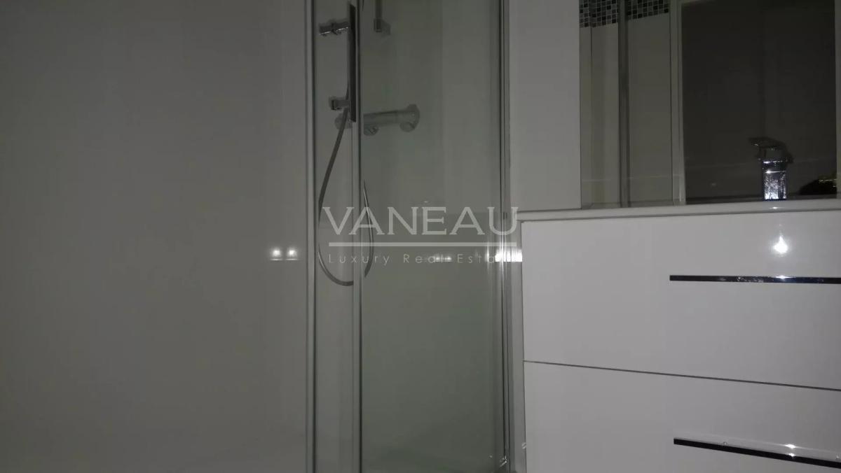 Paris VIII - Appartement en 1er étage avec deux chambres - rue C
