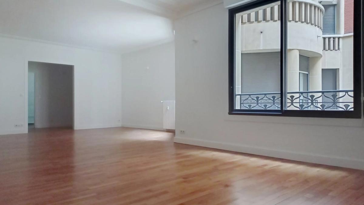 Paris VIII - Appartement en 1er étage avec deux chambres - rue C