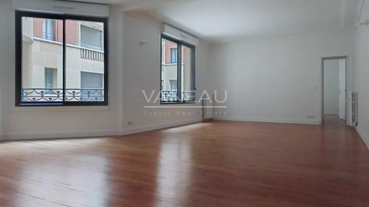 Paris VIII - Appartement en 1er étage avec deux chambres - rue C