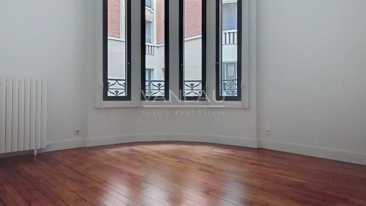 Paris VIII - Appartement en 1er étage avec deux chambres - rue C