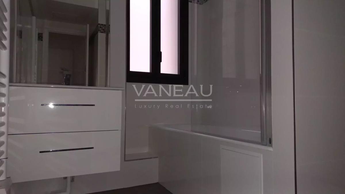 Paris VIII - Appartement en 1er étage avec deux chambres - rue C