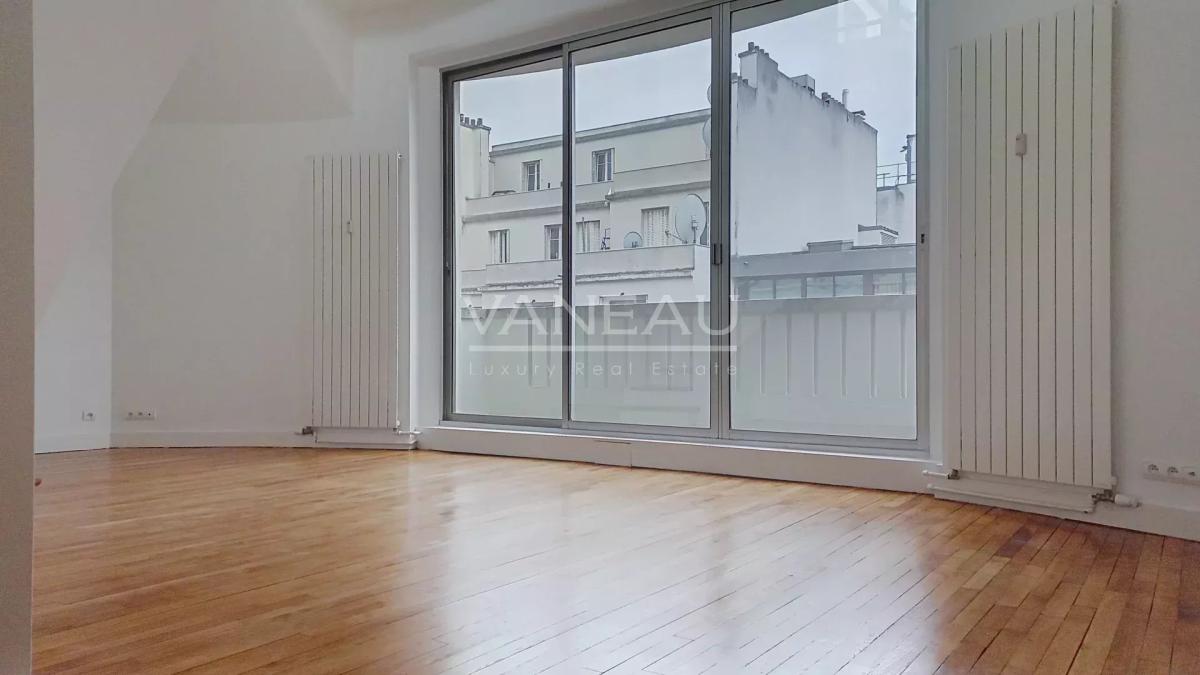 Paris VIII - Bel appartement en duplex avec balcon - rue Clément
