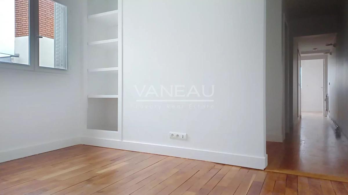 Paris VIII - Bel appartement en duplex avec balcon - rue Clément