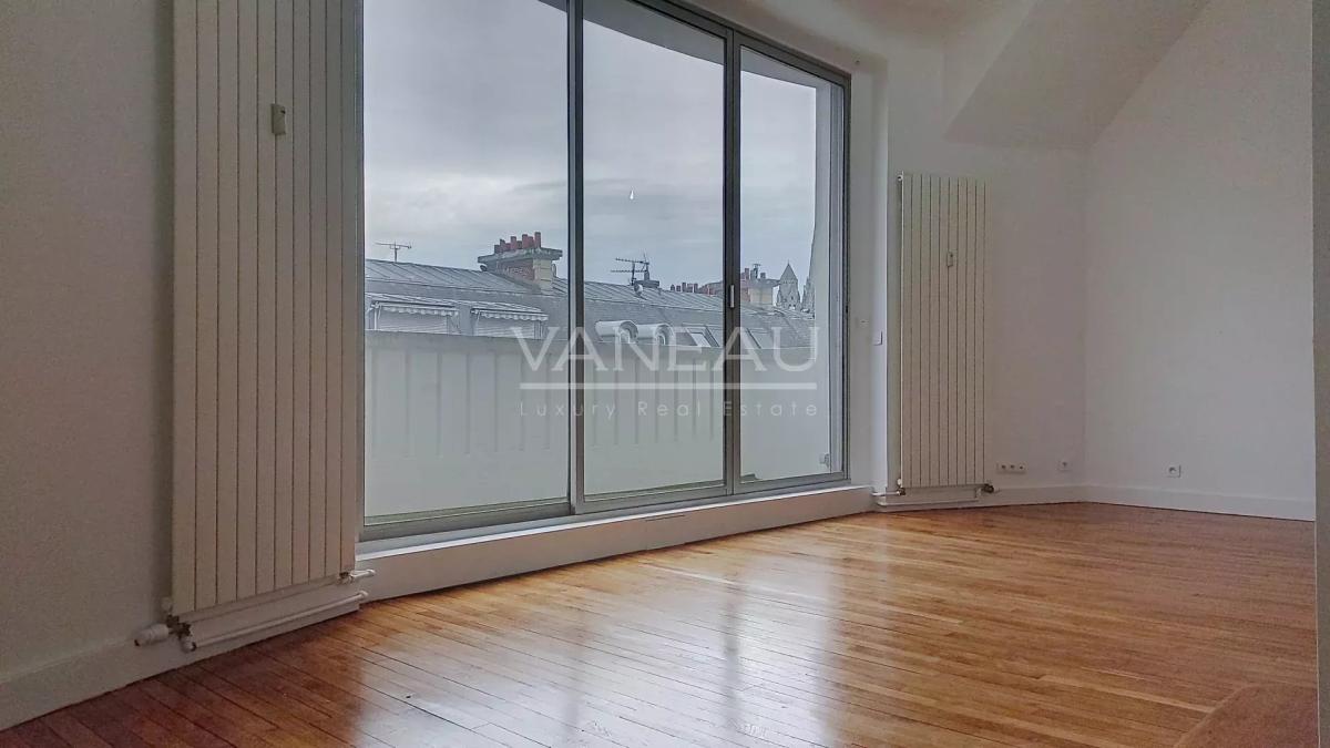 Paris VIII - Bel appartement en duplex avec balcon - rue Clément