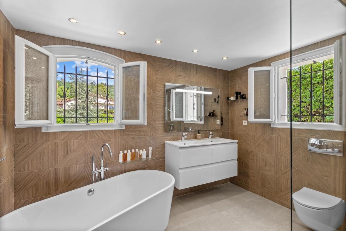 Proche Mougins, Magnifique villa rénovée à vendre