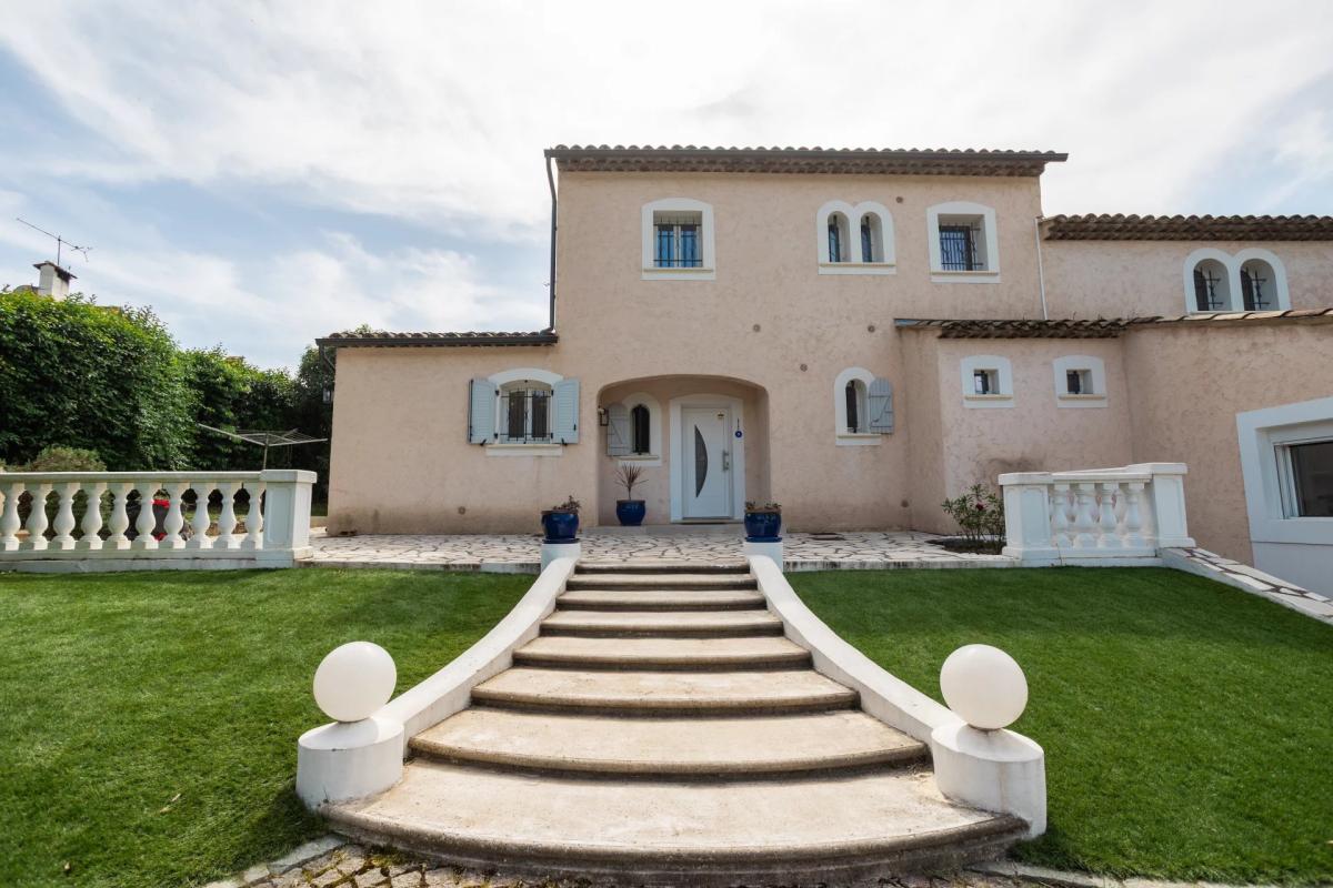 Proche Mougins, Magnifique villa rénovée à vendre
