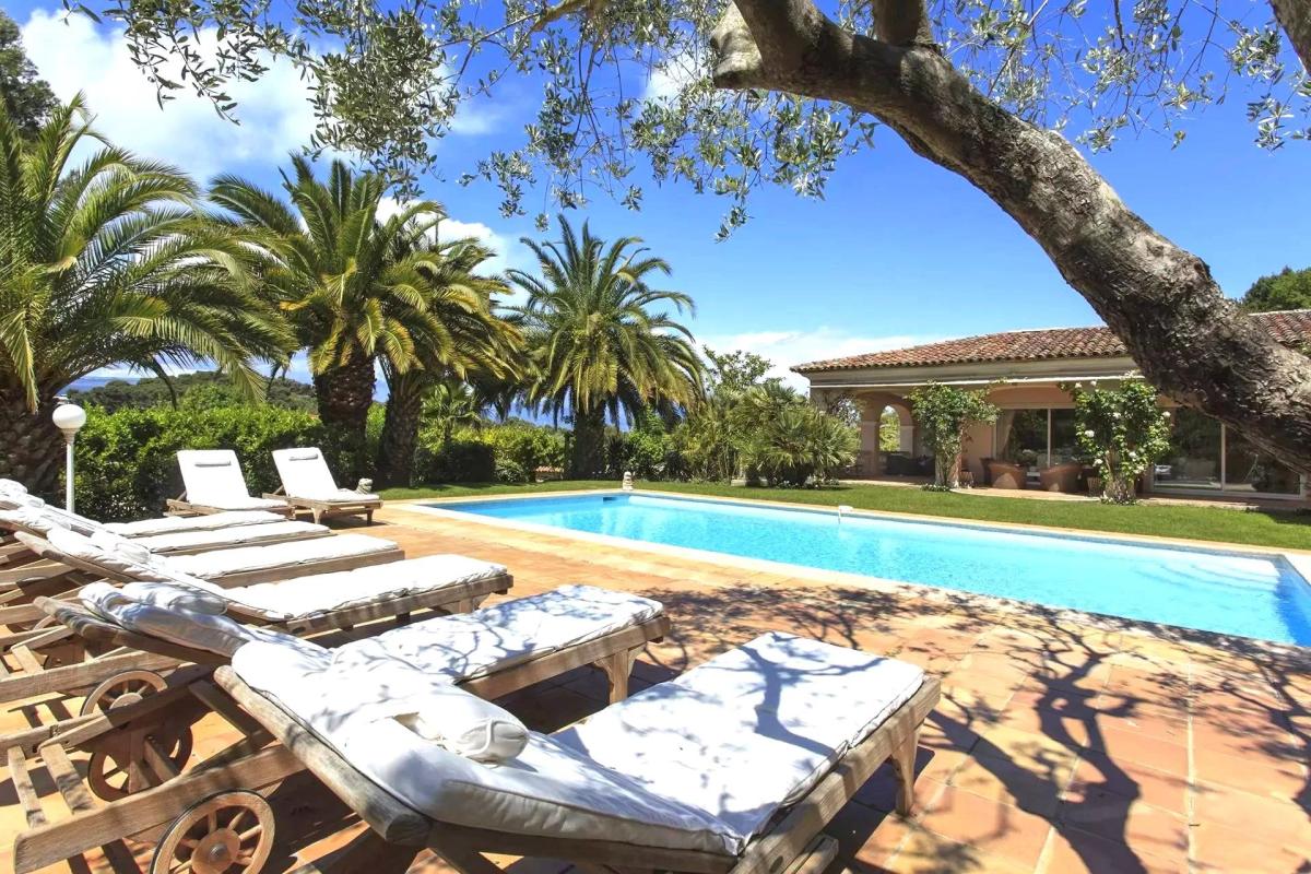 A VENDRE CANNES LE CANNET  VILLA SPACIEUSE DOMAINE PRIVE