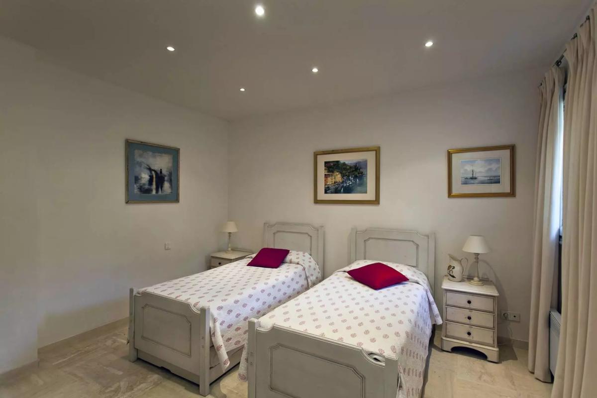 A VENDRE CANNES LE CANNET  VILLA SPACIEUSE DOMAINE PRIVE