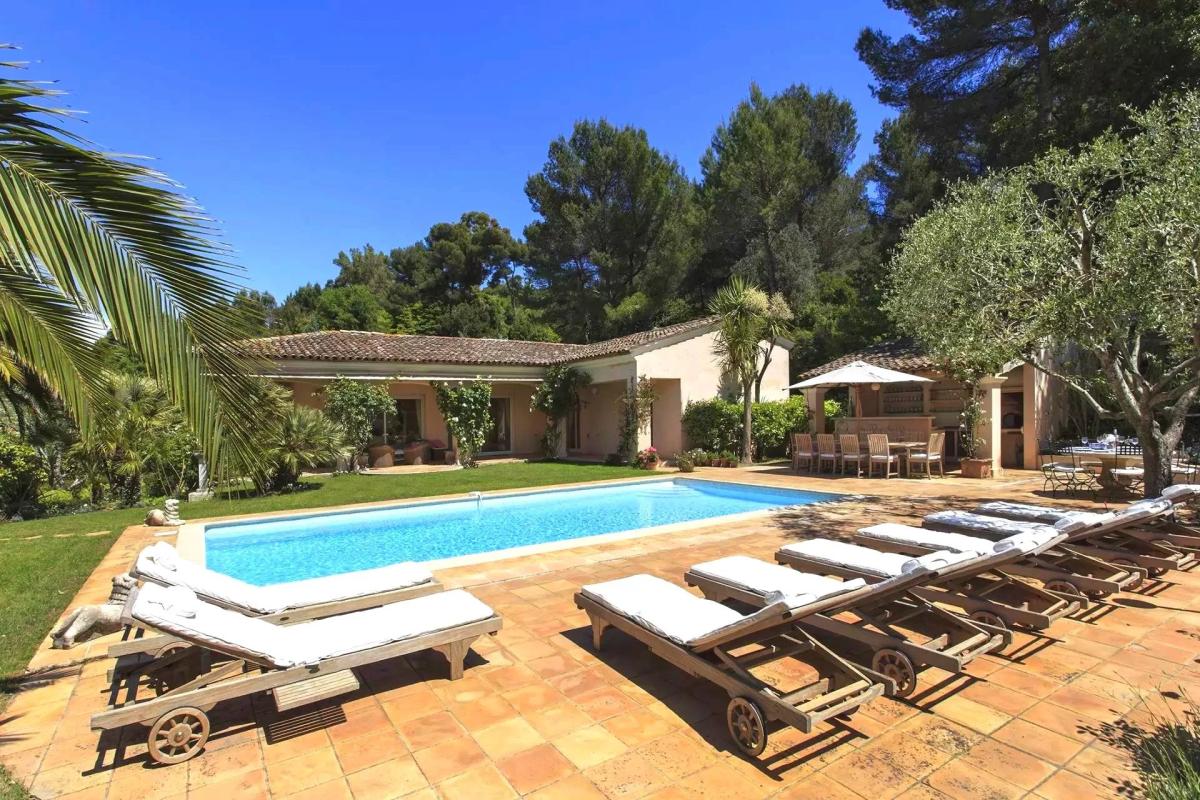A VENDRE CANNES LE CANNET  VILLA SPACIEUSE DOMAINE PRIVE