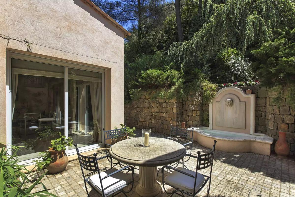 A VENDRE CANNES LE CANNET  VILLA SPACIEUSE DOMAINE PRIVE