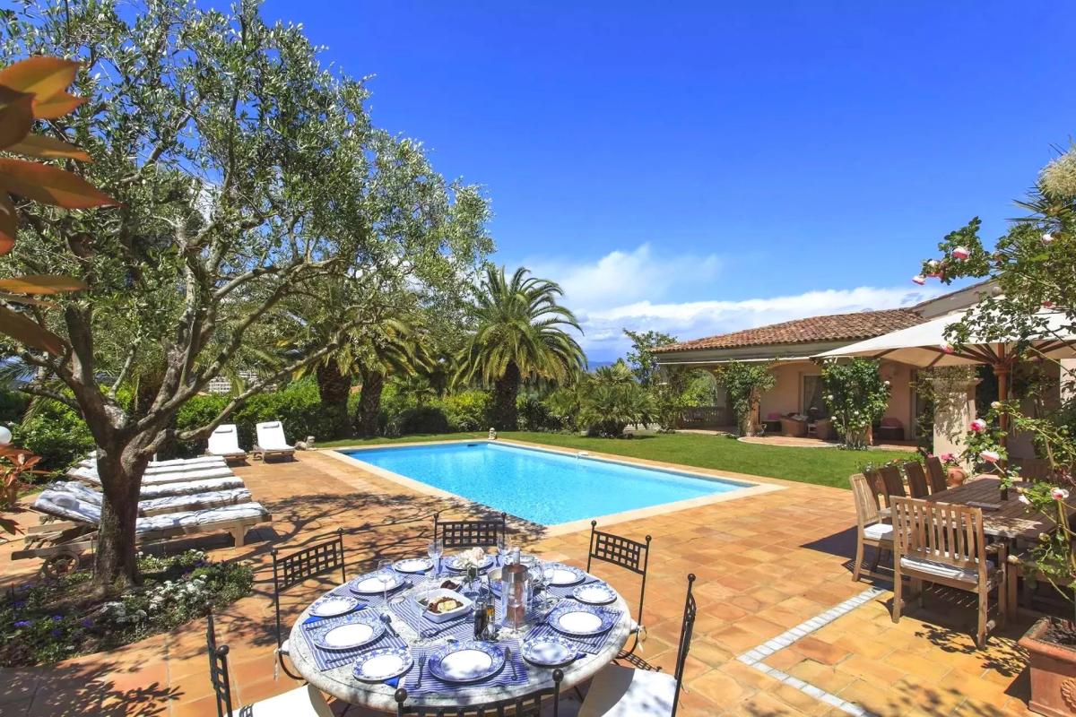 A VENDRE CANNES LE CANNET  VILLA SPACIEUSE DOMAINE PRIVE