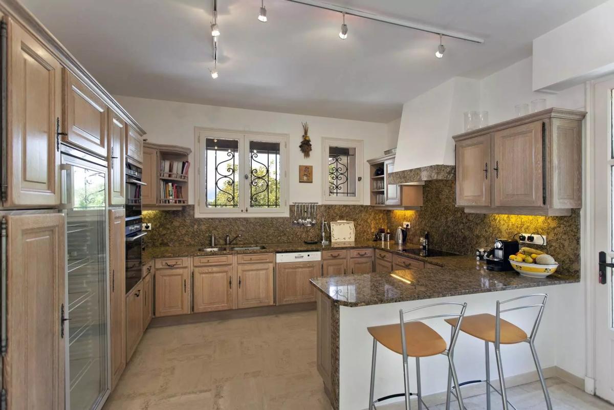 A VENDRE CANNES LE CANNET  VILLA SPACIEUSE DOMAINE PRIVE