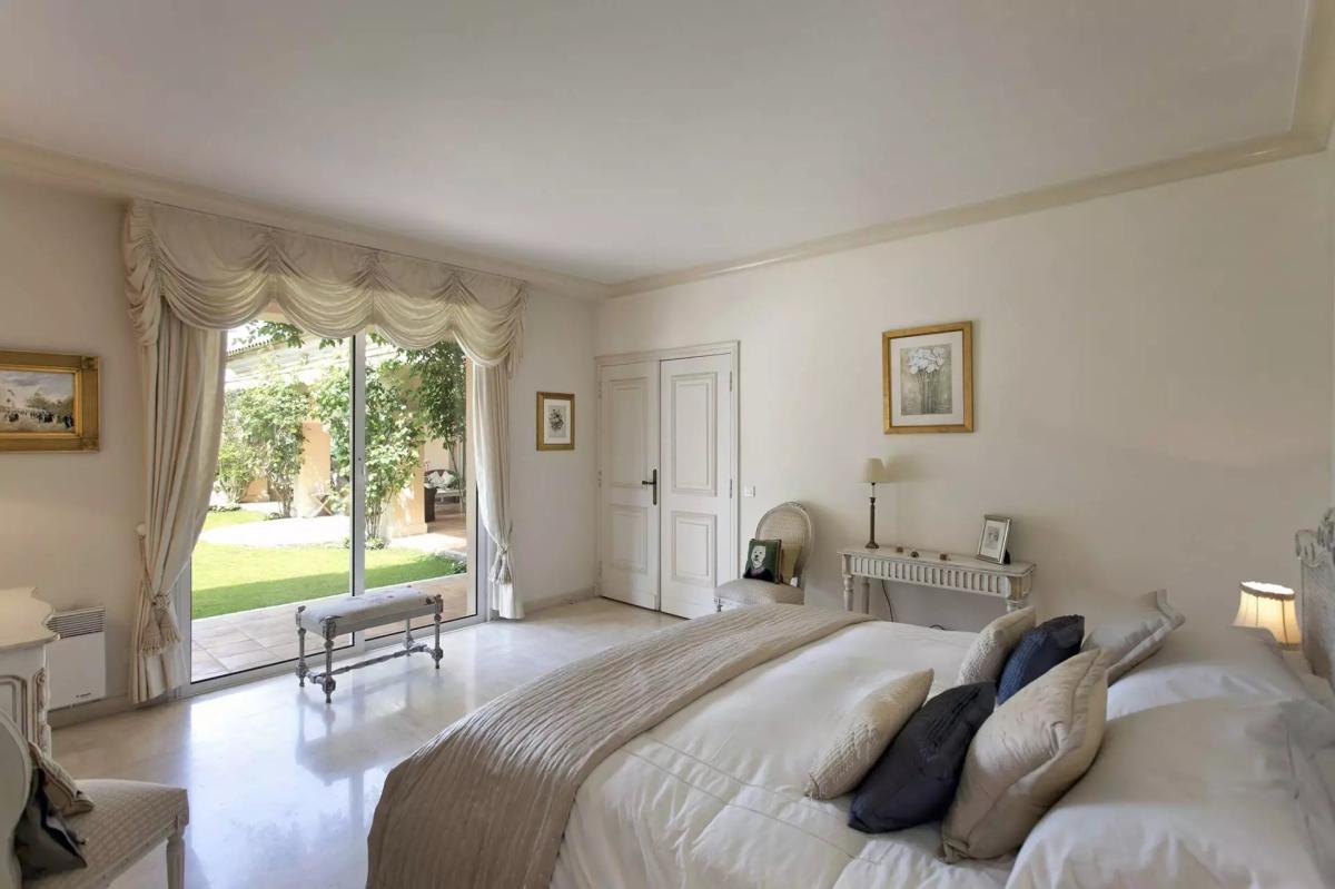 A VENDRE CANNES LE CANNET  VILLA SPACIEUSE DOMAINE PRIVE