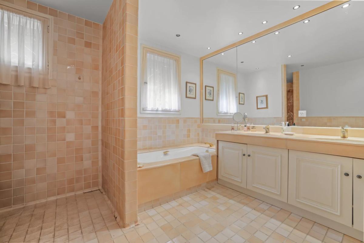 A VENDRE CANNES LE CANNET  VILLA SPACIEUSE DOMAINE PRIVE