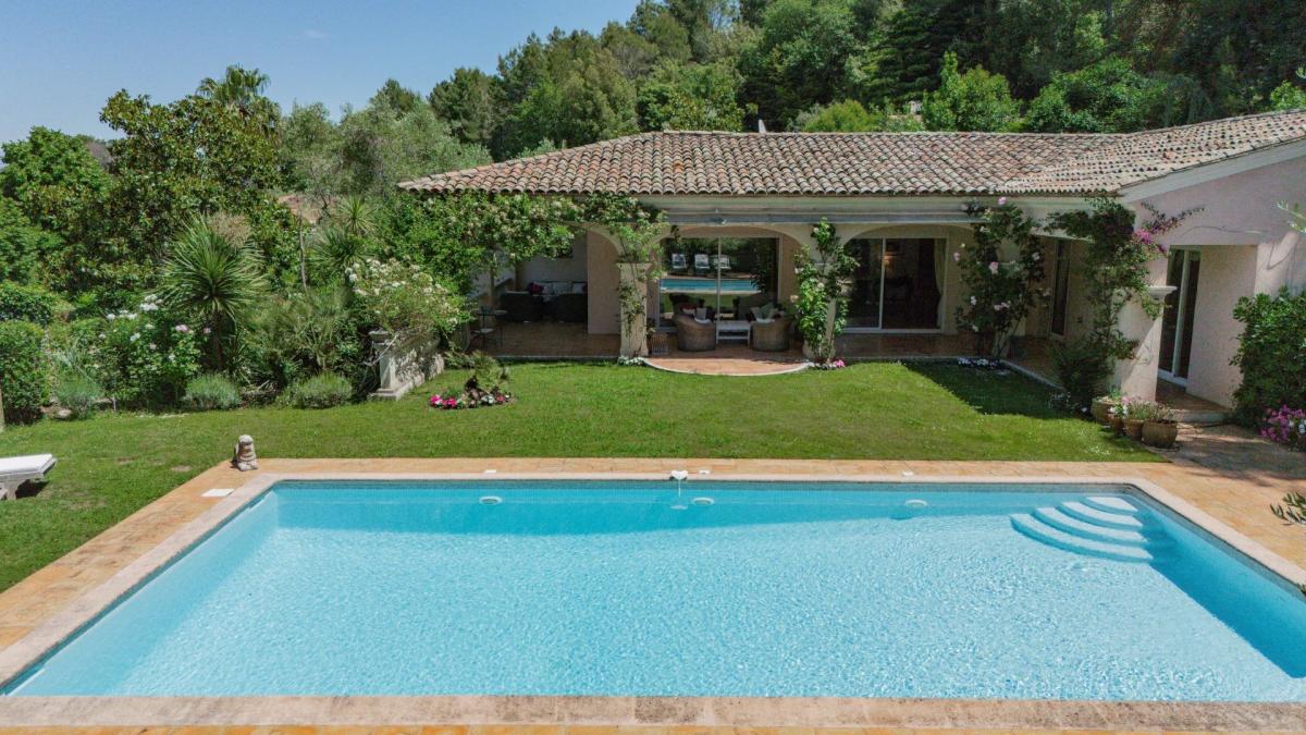 A VENDRE CANNES LE CANNET  VILLA SPACIEUSE DOMAINE PRIVE