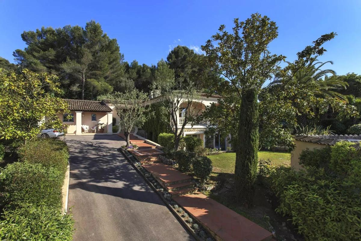 A VENDRE CANNES LE CANNET  VILLA SPACIEUSE DOMAINE PRIVE