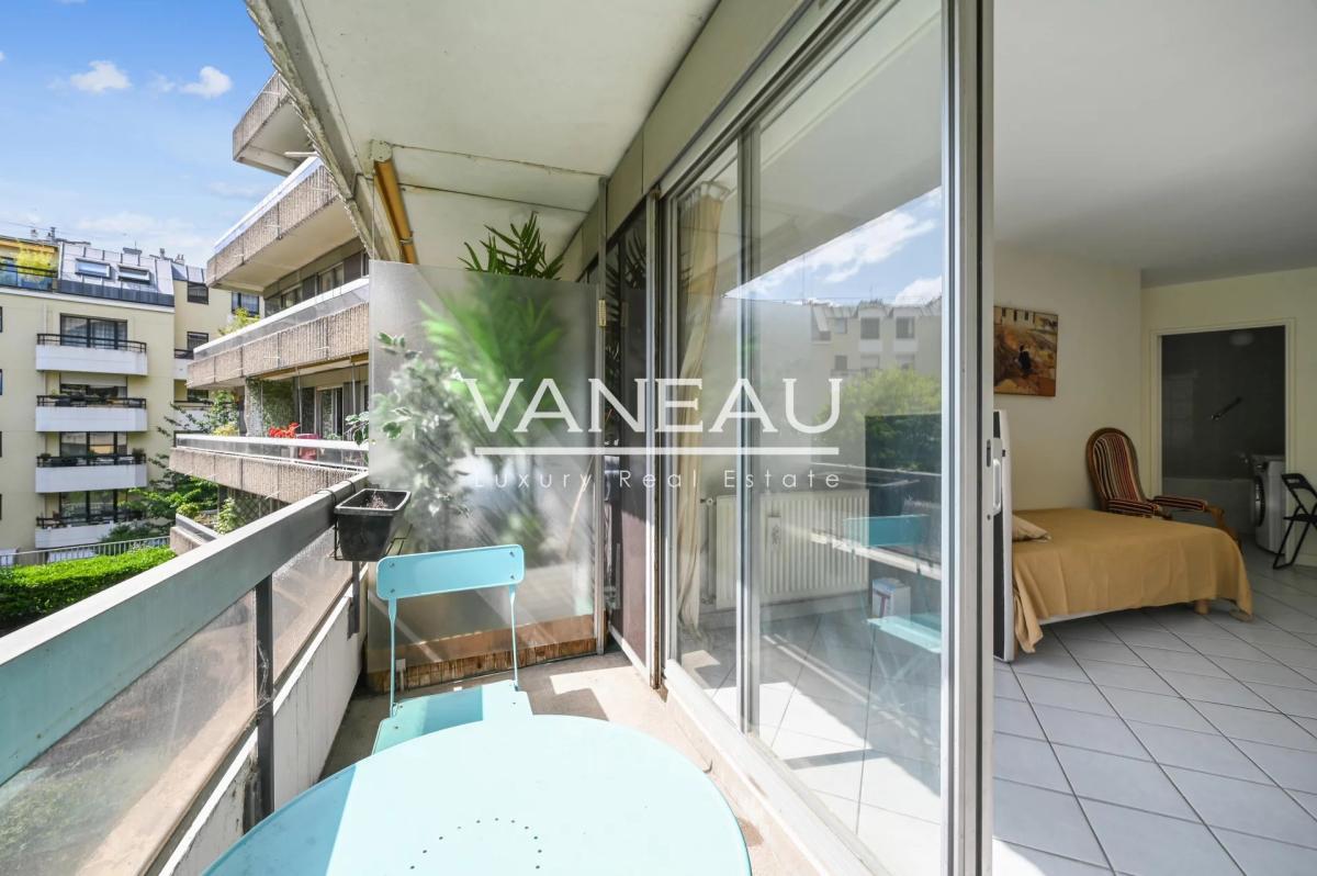 Convention Alleray. Studio avec balcon