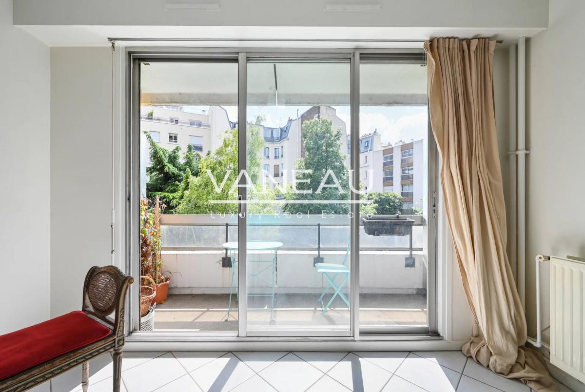 Convention Alleray. Studio avec balcon