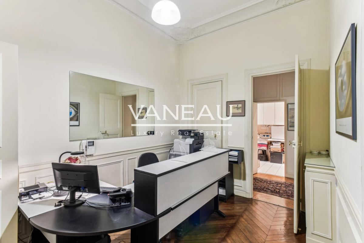 PARIS VIII - Parc Monceau - Appartement Haussmannien de 2 pièces