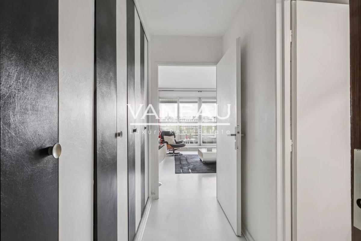 Studio lumineux de 30 m² en étage élevé - Bon état - Vue dégagée