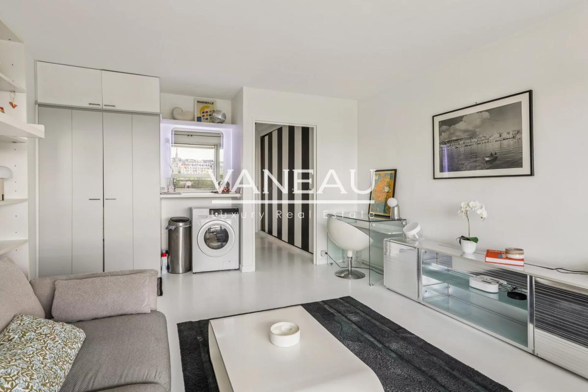 Studio lumineux de 30 m² en étage élevé - Bon état - Vue dégagée