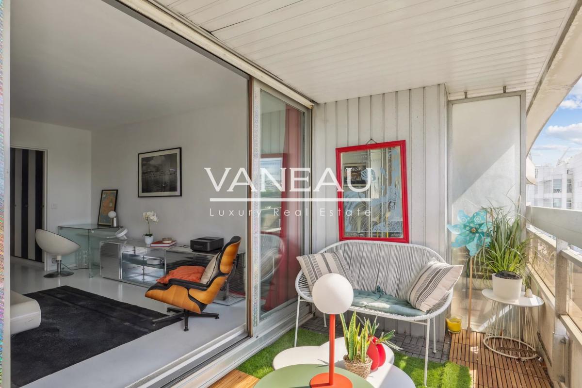 Studio lumineux de 30 m² en étage élevé - Bon état - Vue dégagée