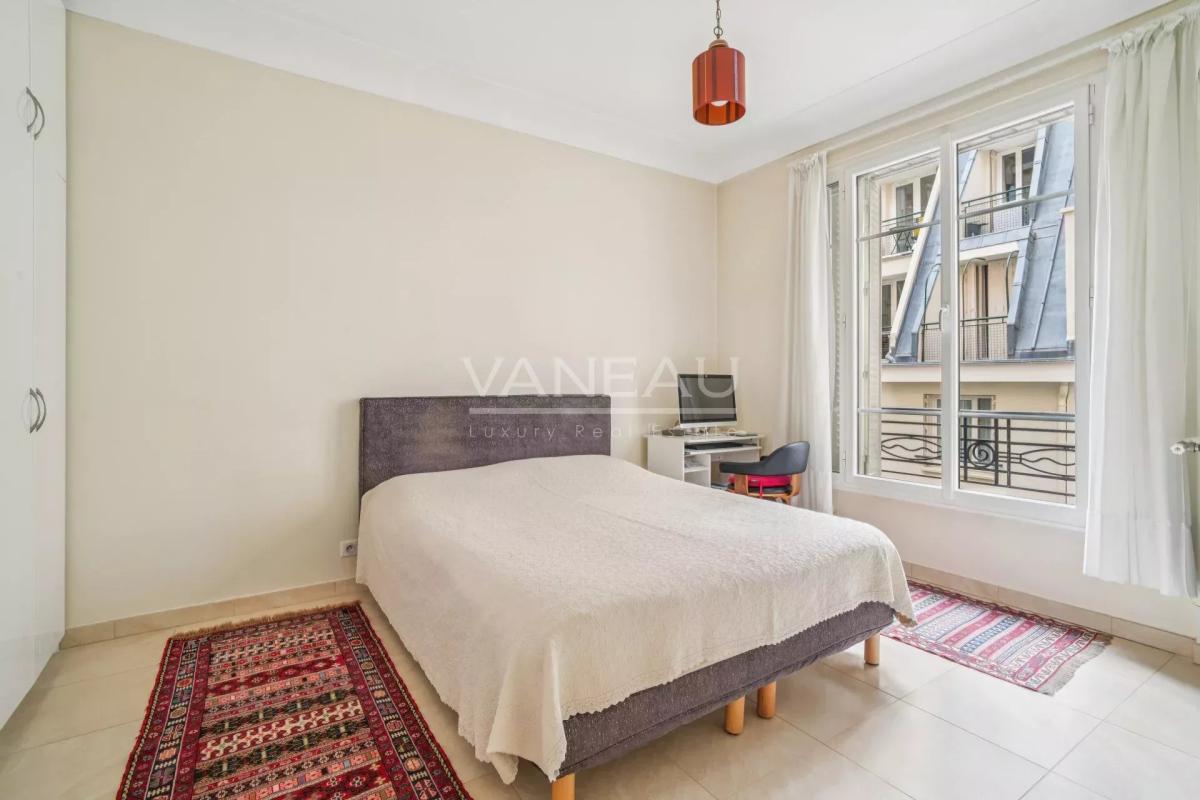 PARIS XVIème - Auteuil - Quai de Seine -Appartement rénové