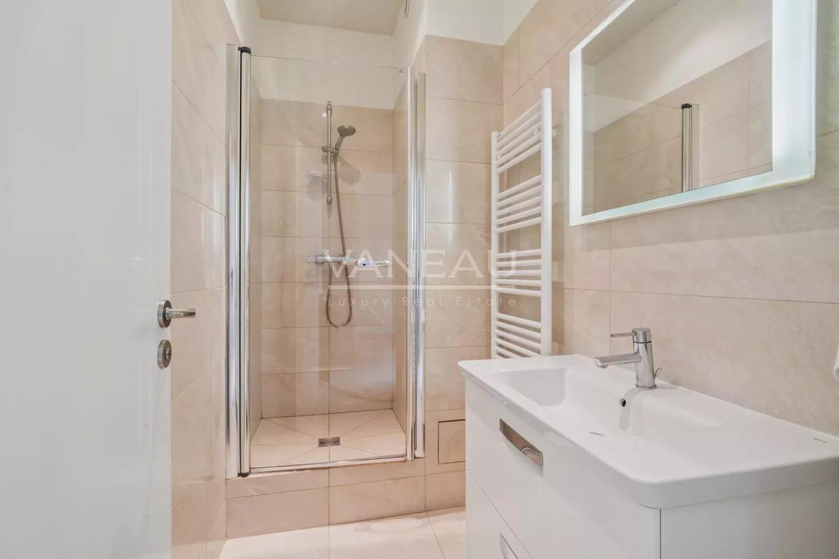 PARIS XVIème - Auteuil - Quai de Seine -Appartement rénové