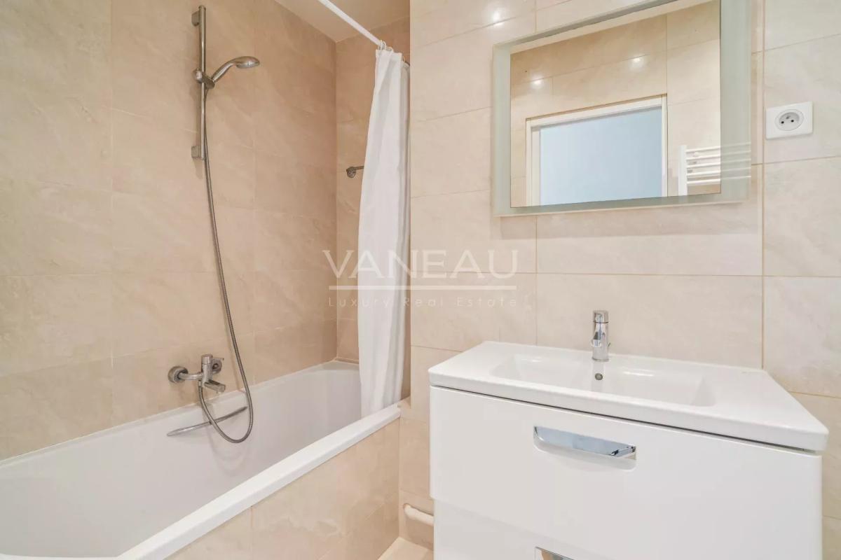 PARIS XVIème - Auteuil - Quai de Seine -Appartement rénové