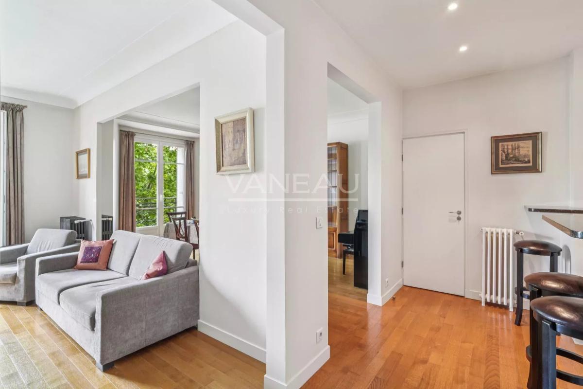 PARIS XVIème - Auteuil - Quai de Seine -Appartement rénové