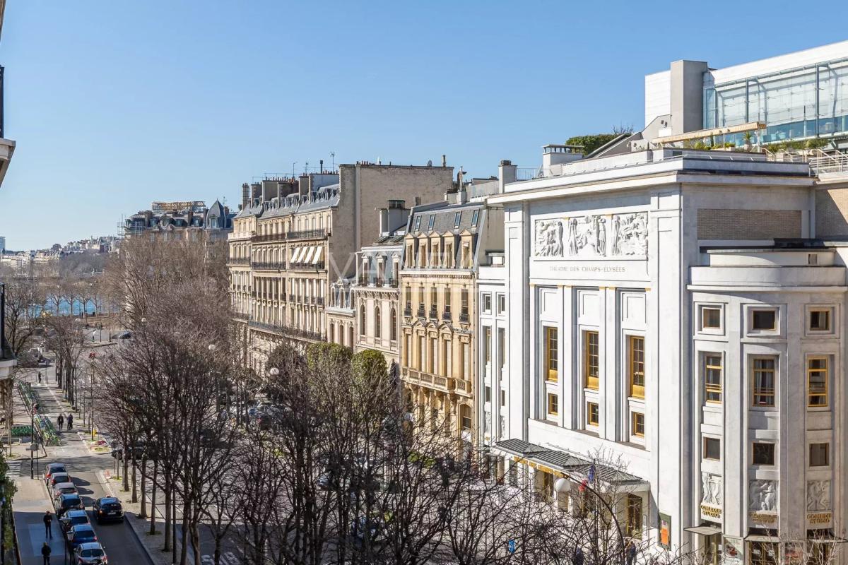 AVENUE MONTAIGNE - ETAGE ELEVE - GRAND BALCON