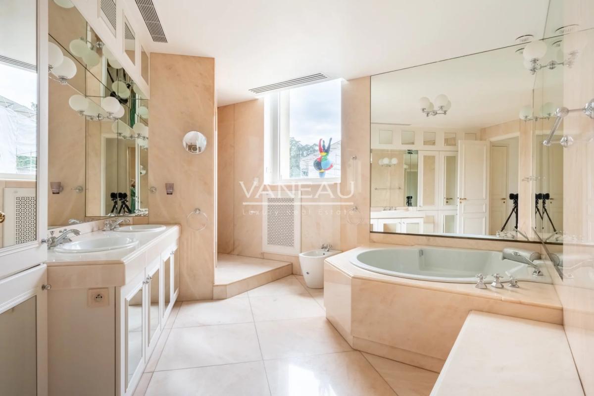 Paris XVIe - OCDE - Superbe duplex familial et de réception avec