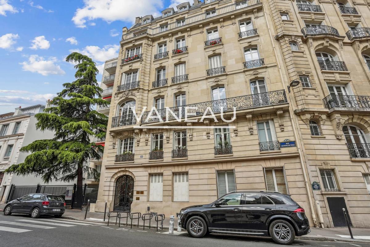 Paris XVIe - exclusivité studette en dernier étage avec ascenseu
