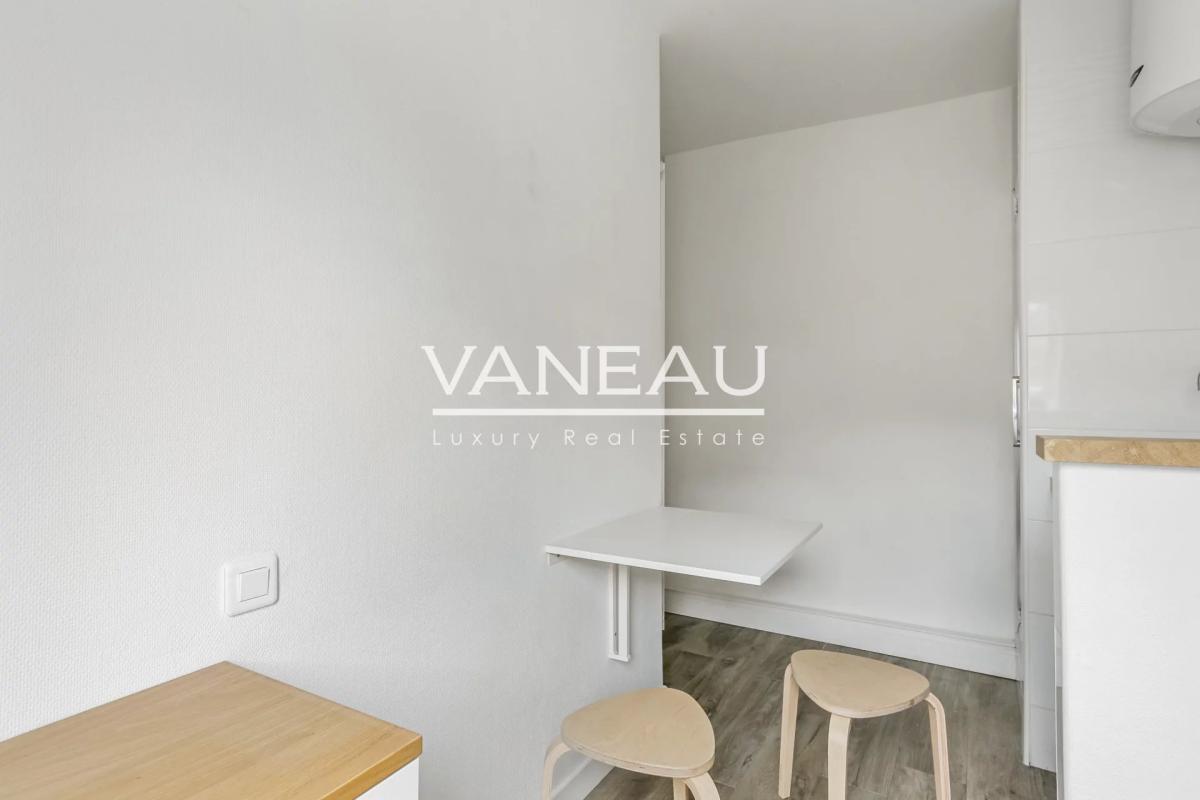 Paris XVIe - exclusivité studette en dernier étage avec ascenseu