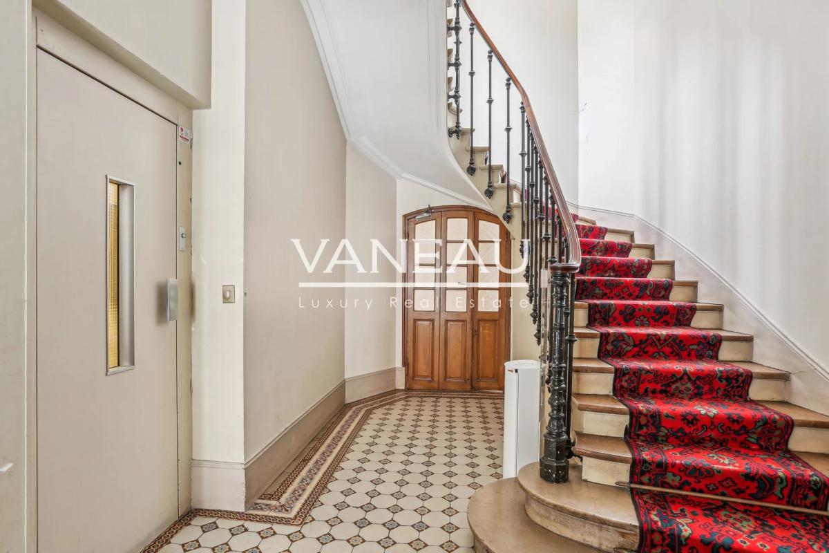Paris XVIe - exclusivité studette en dernier étage avec ascenseu