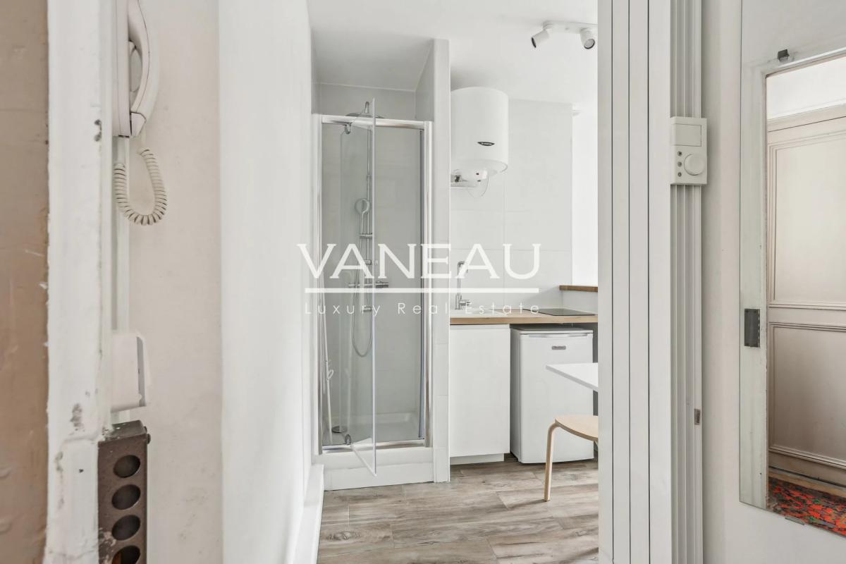 Paris XVIe - exclusivité studette en dernier étage avec ascenseu