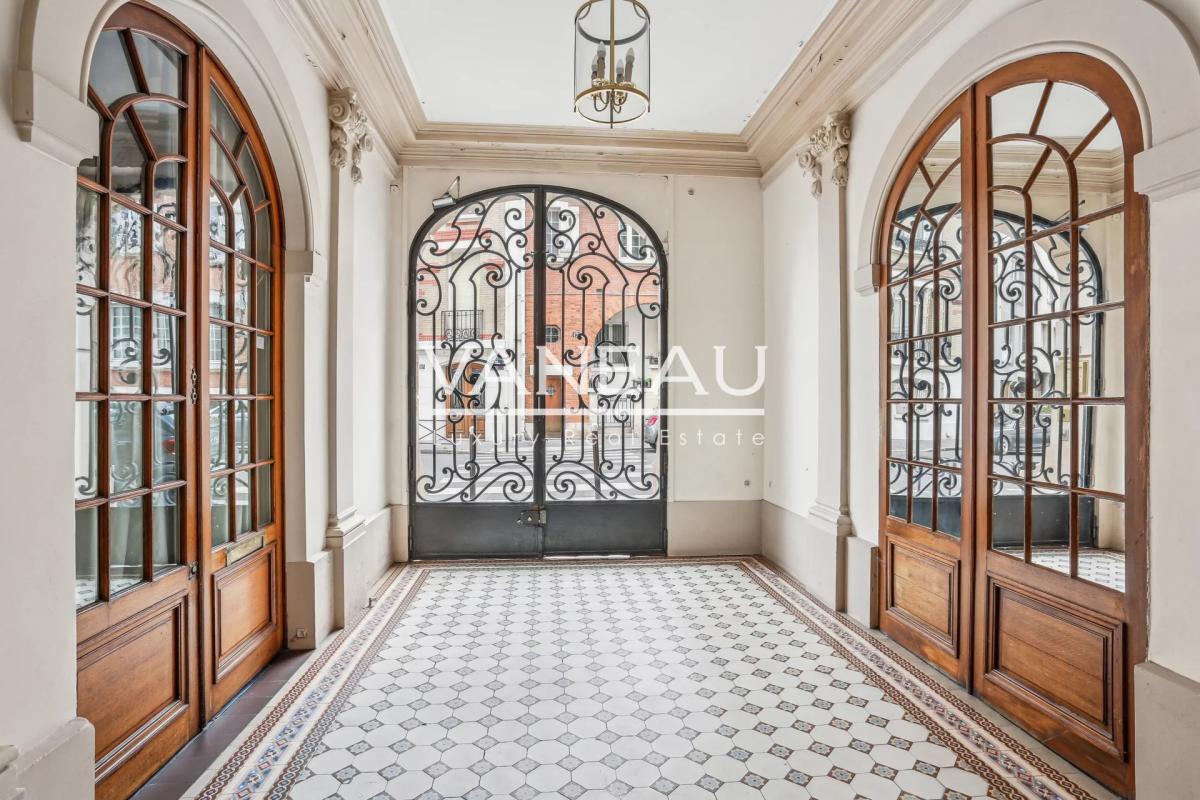 Paris XVIe - exclusivité studette en dernier étage avec ascenseu